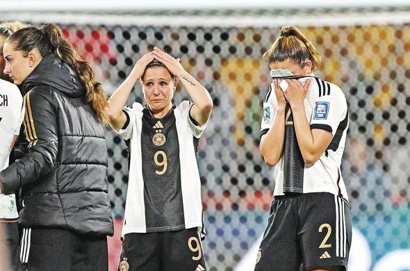 La alemana Svenja Huth and Chantal Hagel (dch) se lamenta tras caer eliminadas del Mundial.