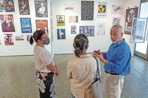 Shed Boren (d) habla con los visitantes de la exposición 'A matter of time, examining 40 years of AIDS while living through a pandemic'.