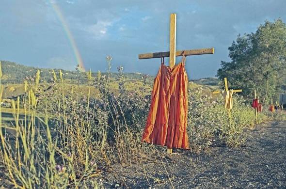 El trabajo de la fotoperiodista canadiense, publicado en el New York Times, muestra unos vestidos de color rojo colgados en cruces a lo largo del camino, en recuerdo de alumnos de la Escuela Residencial de Kamloops.