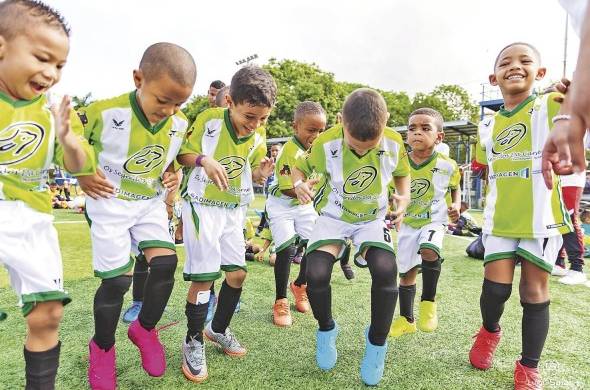 Un grupo de jugadores infantiles disfruta de un grato rato de fútbol, durante el evento.