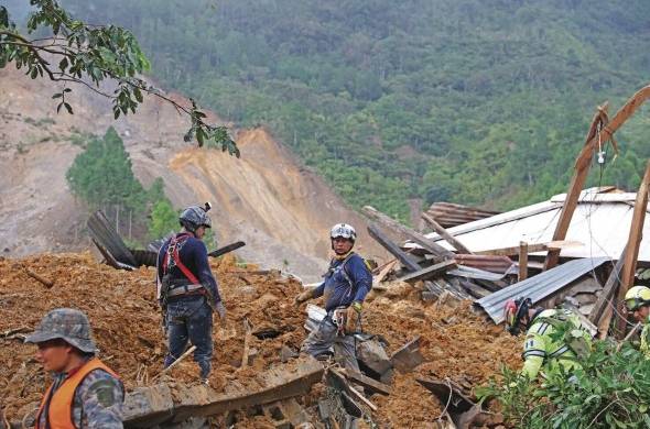 Socorristas buscan víctimas en el área del desastre donde se estima que decenas de personas murieron por una alúd provocado tras el paso de la tormenta Eta.