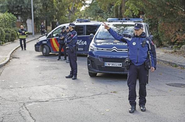 La Policía Nacional española en la entrada de la Embajada de Ucrania, en Madrid, donde un empleado de la misión diplomática resultó herido después de que explotara una carta bomba.