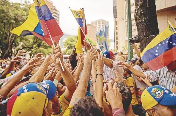 Fotografía del 24 de junio del 2023. Personas durante un acto político en Caracas.