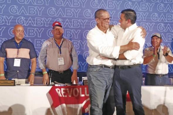 Camilo Alleyne, quien fue ministro de Salud durante el Gobierno del ex presidente Martín Torrijos, actual candidato presidencial del Partido Popular, es abrazado por José Gabriel Carrizo.