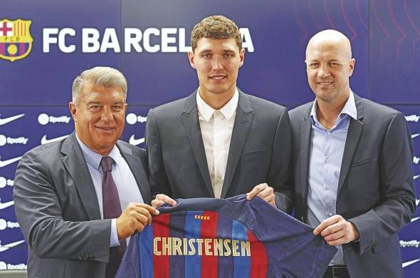 El central danés Andreas Christensen (c) junto al presidente del FC Barcelona, Joan Laporta (i) y el asesor deportivo Jordi Cruyff (d) durante su presentación como nuevo jugador azulgrana.