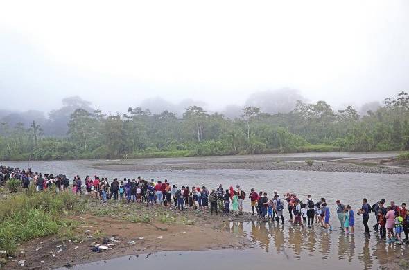 Imagen captada en octubre de 2022 que muestra la fila de personas en el pueblo de Bajo Chiquito, en Darién, para ser enviadas a Metetí, tras cruzar la selva