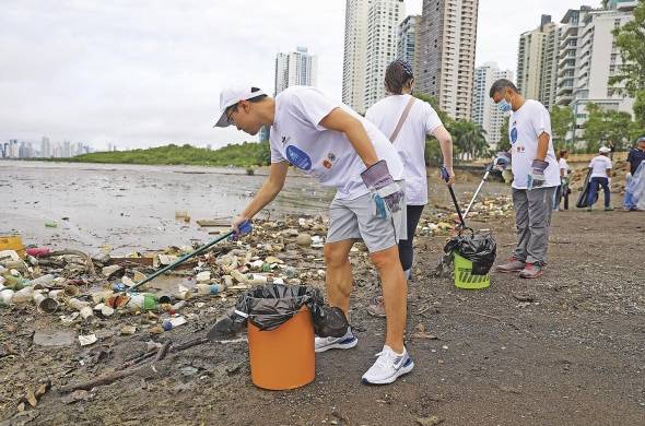 Durante la jornada de limpieza se logró recoger una gran cantidad de basura en la playa.
