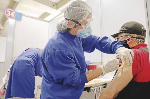 Un hombre recibe una vacuna contra la covid-19 en Bogotá, Colombia.