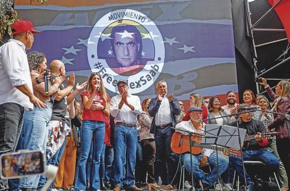 Camila Fabri (camisa roja), esposa de Alex Saab, y el presidente de la Asamblea Nacional de Venezuela, Jorge Rodriguez (c) en una concentración en apoyo al empresario.