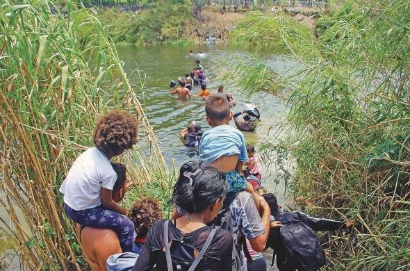 Migrantes cruzan el río Bravo para intentar ingresar a Estados Unidos hoy, en Matamoros (México).