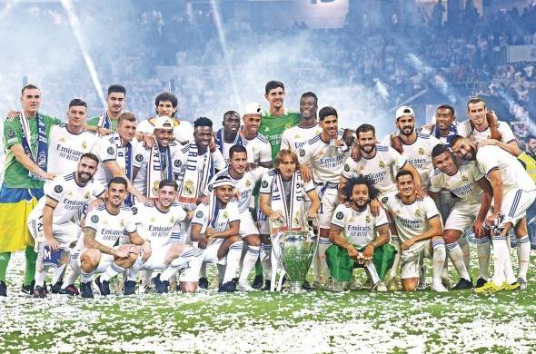 Los jugadores del Real Madrid durante la celebración en el estadio Santiago Bernabéu.