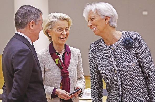 La presidenta de la Comisión Europea, Ursula von der Leyen (C), conversa con Christine Lagarde (d), presidenta del Banco Central Europeo (BCE), y el presidente del Eurogrupo, Paschal Donohoe (i), antes del segundo día de la Cumbre de la UE en Bruselas este viernes.