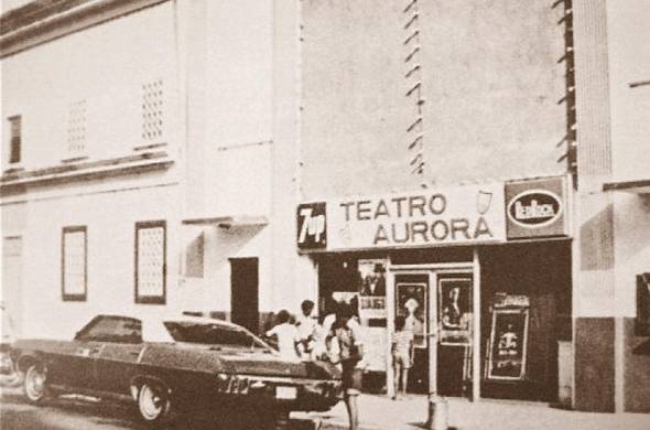 Teatro Aurora. Los primeros teatros de proyección cinematográfica compartían el escenario con otras artes como danza, teatro y música, aportando a la diversificación cultural.