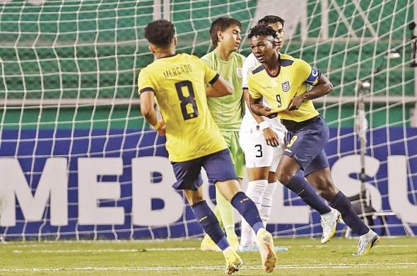 Justin Cuero (d) de Ecuador celebra un gol, en un partido de la fase de grupos del Campeonato Sudamericano Sub 20.