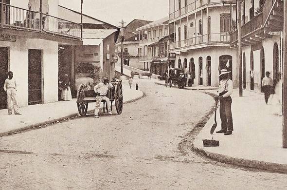 Avenida Norte, ciudad de Panamá en 1907. Una vez iniciados los trabajos para la construcción del Canal, los estadounidenses se encargaron de la pavimentación de las calles del centro urbano existente para esa fecha.