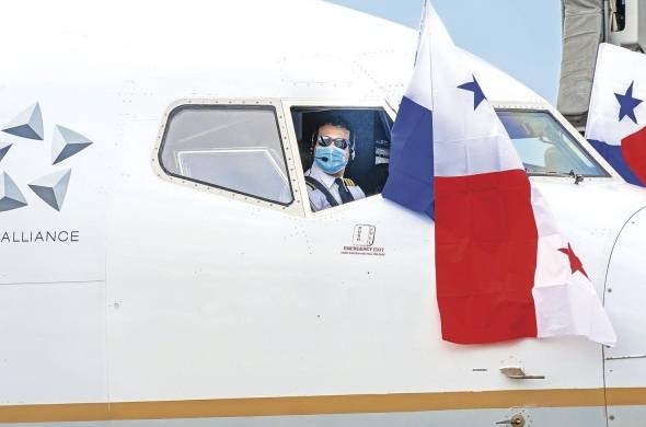 El capitán, Bolívar Domínguez en una de sus facetas como piloto en un avión de Copa Airlines.
