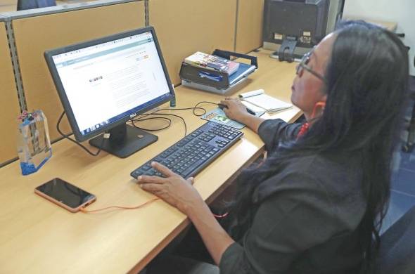 La periodista Mirta Rodríguez actualiza el portal digital.