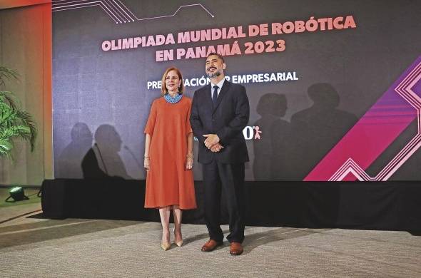 La primera dama de la República, Yazmín Colón de Cortizo, junto al presidente de Fundesteam, Marvin Castillo