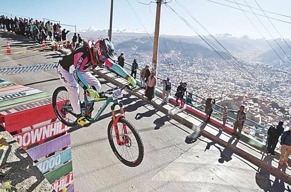 Un ciclista recorre el descenso “downhill 400” este 21 de mayo de 2023, en La Paz (Bolivia).