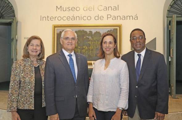 Jorge Quijano junto a directivos y representantes del Museo del Canal de Panamá.