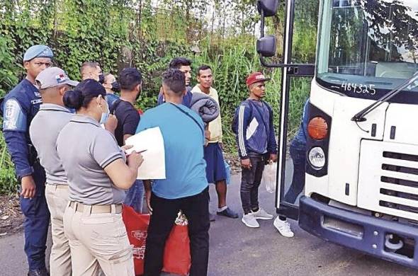 El último grupo de 145 migrantes, entre ellos 30 niños, fue llevado en bus por personal del Servicio Nacional de Migración.