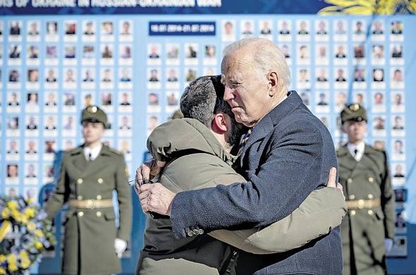 Foto cedida por el Gobierno de Ucrania del presidente Biden, y su homólogo ucraniano, Volodimir Zelenski.