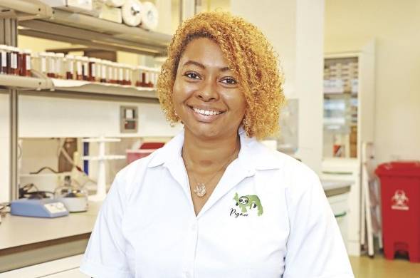 La Dra. Diorene Smith, médico veterinaria que dirige el proyecto de conservación del perezoso pigmeo.