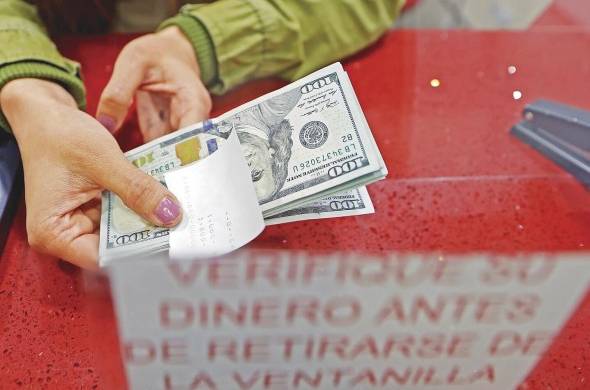 Venta de dólares en una casa de cambio de divisas, en Bogotá (Colombia).