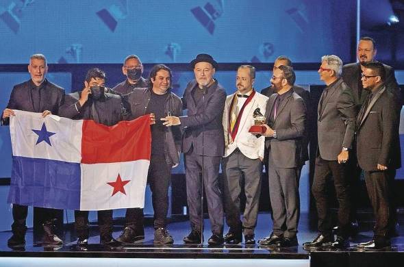 El cantautor nacional, Rubén Blades, y el director de orquesta, Roberto Delgado recibieron el premio Álbum del Año por 'Salswing!'