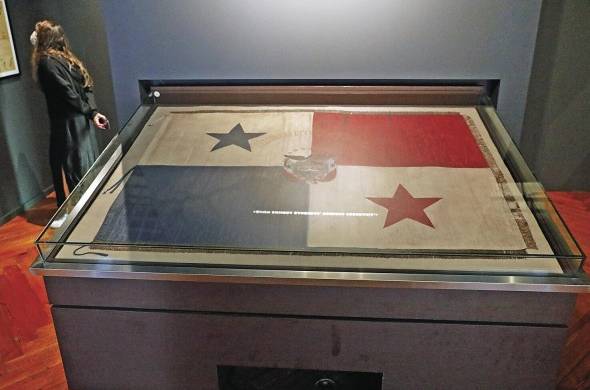 La bandera restaurada del 9 de enero de 1964 es el artefacto primordial dentro de la exhibición.