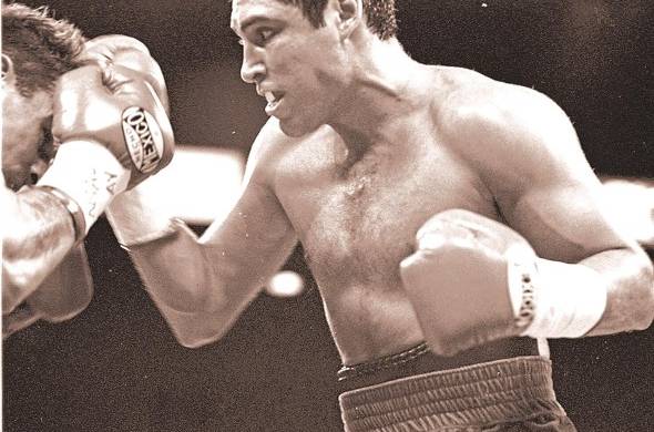 En boxeo amateur, Óscar de la Hoya fue medallista de oro en los Juegos Olímpicos de 1992. En su etapa profesional fue campeón mundial en seis divisiones distintas.
