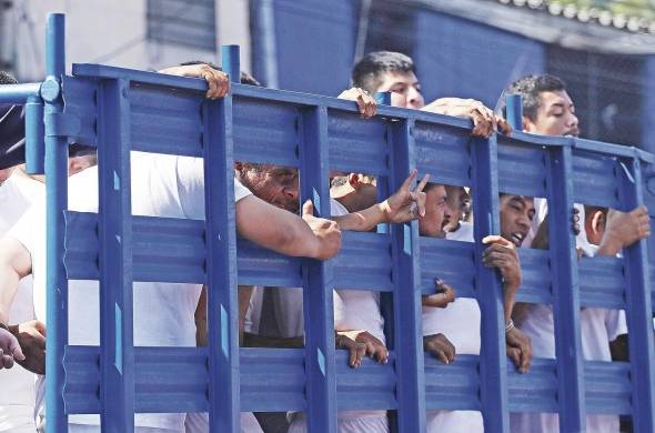 Supuestos pandilleros detenidos durante el estado de excepción son trasladados a una cárcel de San Salvador (El Salvador), en una fotografía de archivo.