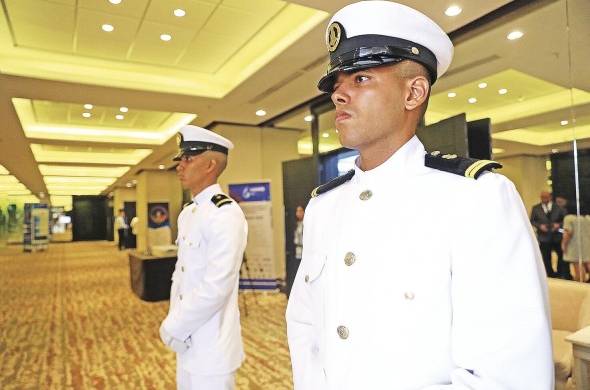 Jóvenes cadetes de marina durante la primera cumbre Lammis 2023.