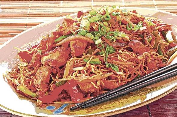 Chow mein No es un plato típico, pero es de los más consumidos popularmente. Lo trajeron los chinos.