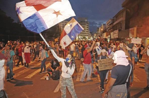 Manifestaciones contra las reformas constitucionales en la Plaza 5 de Mayo