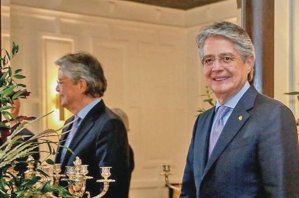 El presidente de Ecuador, Guillermo Lasso, posa después de una entrevista para Europa Press, en el hotel Ritz, el 5 de noviembre de 2021, en Madrid, (España).