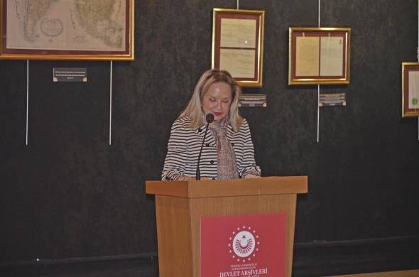La embajadora de Panamá en Turquía, Mariela Sagel, dirige unas palabras ante los presentes.