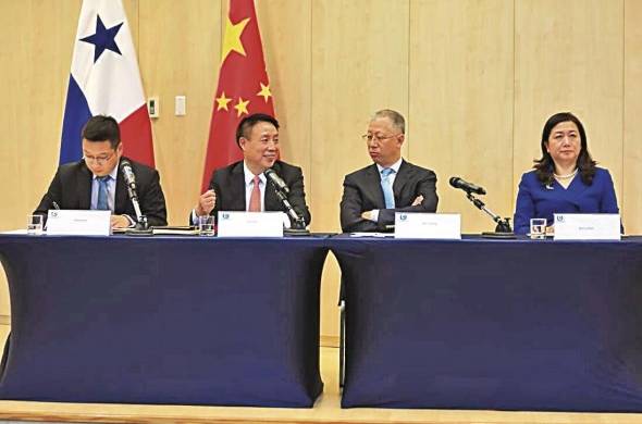 Zhu Rui, ministro adjunto del Departamento Internacional del Comité Central del PCCh (i-c) junto a Wei Qiang, embajador de China en Panamá (d-c) y Sra. Wang Nan (d).