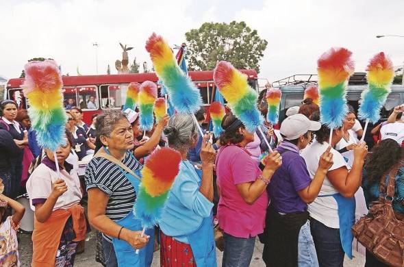 Fotografía de archivo fechada el 8 de marzo de 2016 de trabajadoras domésticas mientras participan en una manifestación para conmemorar el Día Internacional de la Mujer, en ciudad de Guatemala.