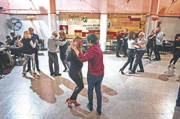 Los amantes del tango pueden asistir en Buenos Aires a las tradicionales salas que ofrecen un espectáculo con cena.