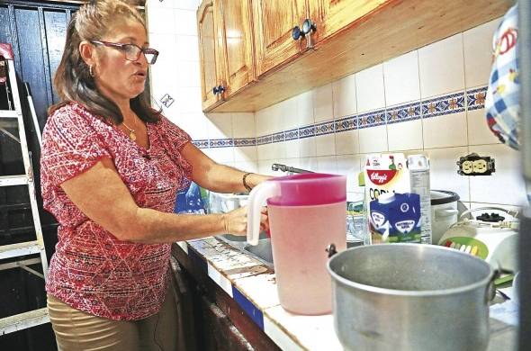 Margaret Domínguez recicla agua. La de los platos la usa para bañar el perro o limpiar el piso de la casa. Ese es su diario vivir, sin agua.