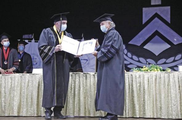 Carlos Ernesto González De La Lastra recibe el doctorado honoris causa.