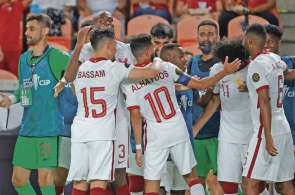 Jugadores de Catar celebran un gol de Ali Al Moez contra Panamá en un partido de la Copa Oro.