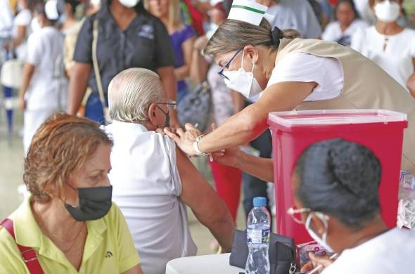 Cientos de personas se presentaron al Centro de vacunación en el Parque Omar.