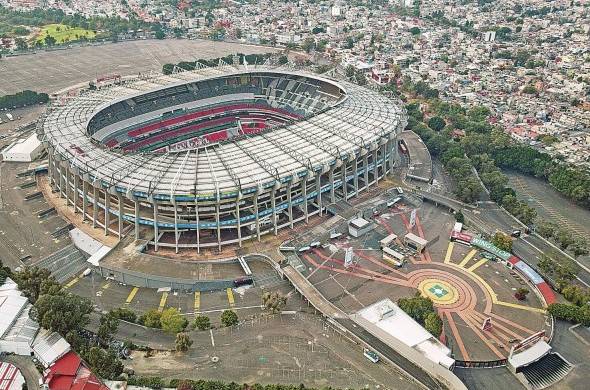 La construcción del estadio Azteca se inició con una enorme excavación de 180.000 toneladas de roca, en 1962, en terrenos del volcán apagado Xitle. En la obra participaron 10 arquitectos, 34 ingenieros, 15 técnicos y 800 obreros.