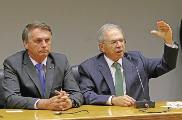 El presidente Jair Bolsonaro y el ministro de Economía, Paulo Guedes, en conferencia de prensa.