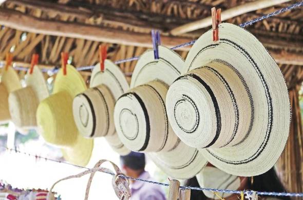 El sombrero es una de las artesanías propias del coclesano.