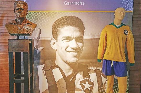 A Garrincha la prensa brasileña le llegó inclusive a igualar con el mejor Pelé. En el terreno de juego se le consideraba un genio; fuera de allí, un ingenuo.