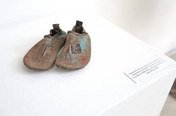 Zapatos que usó una menor de edad para cruzar la densa selva de Darién.