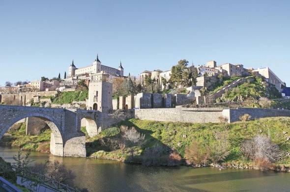Toledo es una antigua ciudad situada en una colina sobre las llanuras de Castilla-La Mancha, en España central.